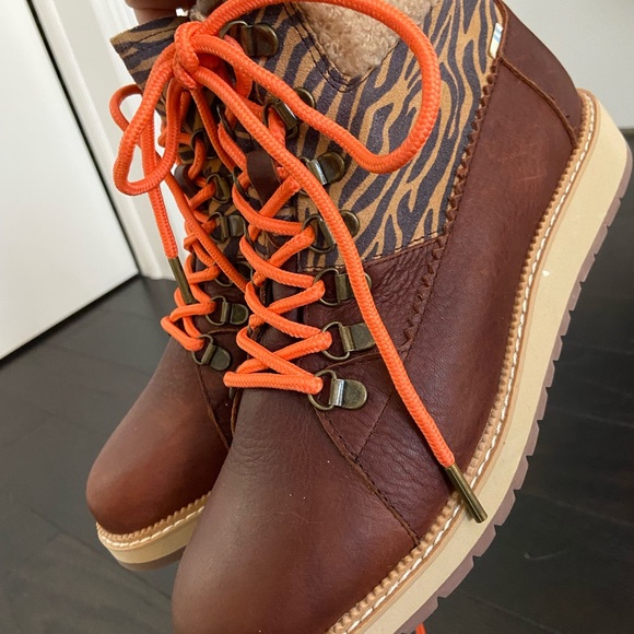 NWOT waterproof Toms snow boots 🥾 - Picture 6 of 6